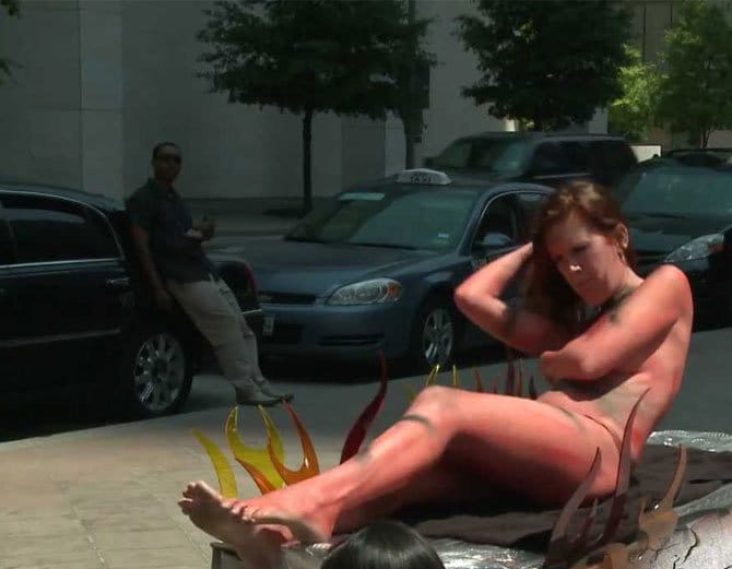 बीच सड़क पर आग में भूनी जा रही थीं लड़कियां, देखते ही उड़ गए लोगों के होश