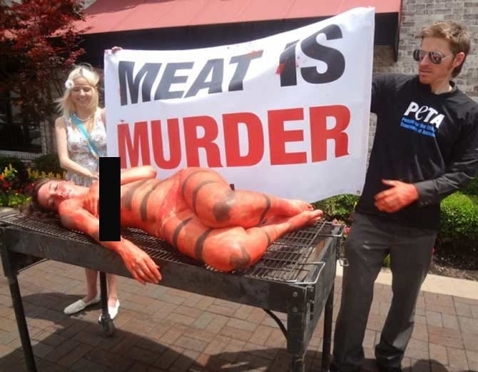 बीच सड़क पर आग में भूनी जा रही थीं लड़कियां, देखते ही उड़ गए लोगों के होश