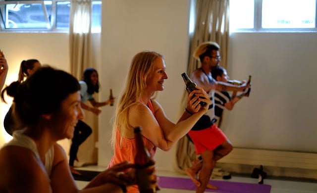 बीयर योगा मज़ा है लेकिन मजाक नहीं" जानिए क्यों पॉपुलर हों रहा हैं बीयर योगा