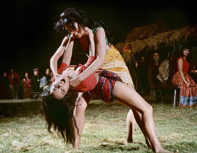 जब एक-दूसरे पर ऐसे टूट पड़ी एक्ट्रेसेस, देखें Photos,