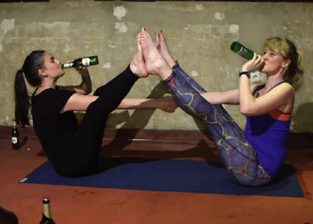 बीयर योगा मज़ा है लेकिन मजाक नहीं" जानिए क्यों पॉपुलर हों रहा हैं बीयर योगा