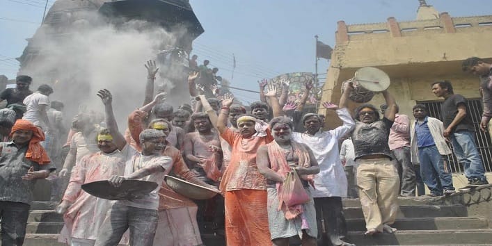 यहां चिता की भस्म से खेली जाती है होली, लोग देखकर हो जाते हैं चकित
