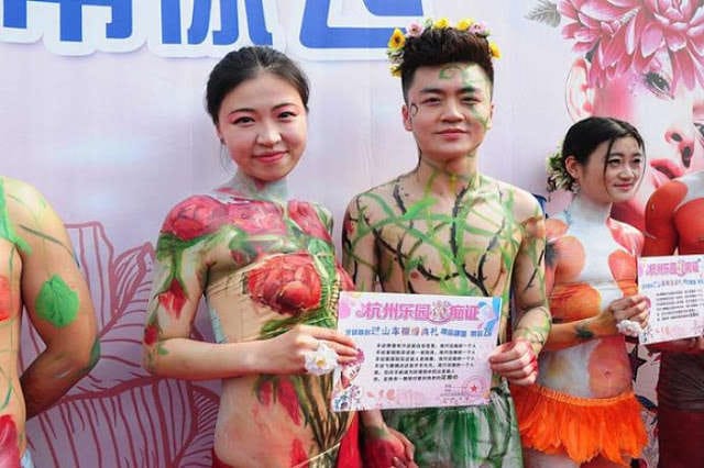 अनोखी शादी अजीब जोड़े! शरीर पर कपड़े कम कलर ज्यादा देखे फोटोज