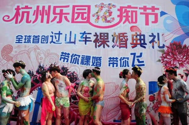 अनोखी शादी अजीब जोड़े! शरीर पर कपड़े कम कलर ज्यादा देखे फोटोज