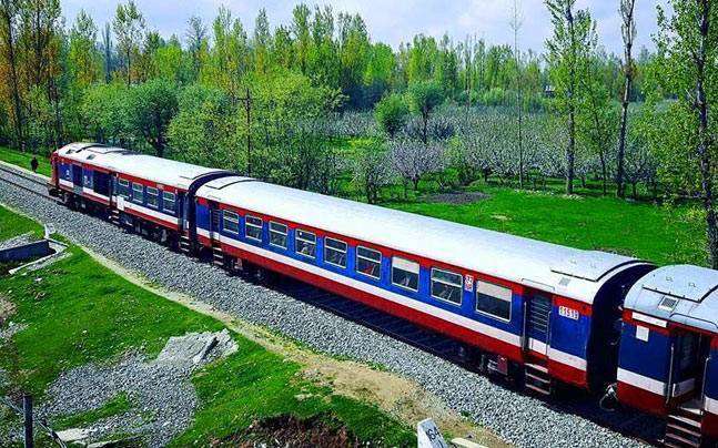 ट्रेन कितना लीटर डीज़ल खाती है 1 KM चलने के लिए जानिये ??